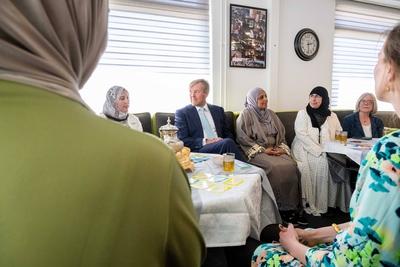 King visits winner of Appeltje van Oranje Al Amal, UTRECHT, The Netherlands-stock-foto