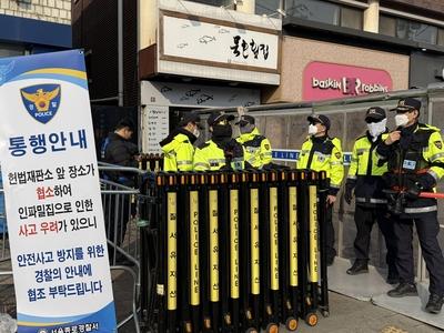SEOUL, SOUTH KOREA - ARPIL 04: The police security set up cordon line in front of the Constitutional Court ahead of the-stock-foto