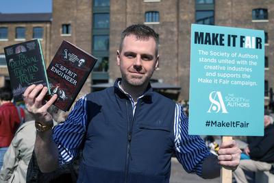 Authors Hand in Letter to META-stock-foto