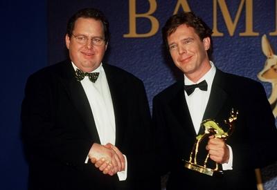 Bildnummer: 50437131  Datum: 08.12.2000  Copyright: imago/Sven SimonJohn de Mol (re., NED/Endemol-Pr?sident) mit seinem Bambi-Preis neben Schauspieler Ottfried Fischer (li., GER) anl?sslich der Bambi-Verleihung in Berlin, Personen , Objekte , optimistisch; 2000, Berlin, Pressetermin, Preistr?ger, Troph?e, Troph?en, Preise, Auszeichnung, Auszeichnungen, l?chelt, l?cheln, l?chelnd, Preisverleihung, Preisverleihungen, Bambiverleihung, Bambiverleihungen, Verleihungen, Gratulation, gratulieren, gratuliert,; , quer, Kbdia, Gruppenbild, close, Film, Kunst, Deutschland,  , People / Wirtschaft, Medienunternehmen, deMol, Randbild; Aufnahmedatum gesch?tzt-stock-photo