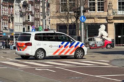 Auto brennt am Dam Platz in Amsterdam-stock-foto
