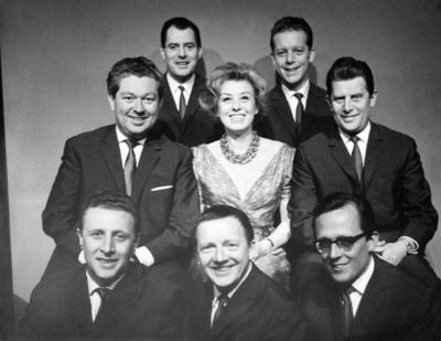 Das Team der M?nchner Lach und Schie?gesellschaft Anfang der 1960er Jahre untere Reihe Klaus Pete-stock-foto