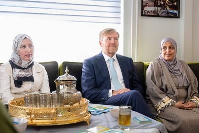 King visits winner of Appeltje van Oranje Al Amal, UTRECHT, The Netherlands-stock-foto