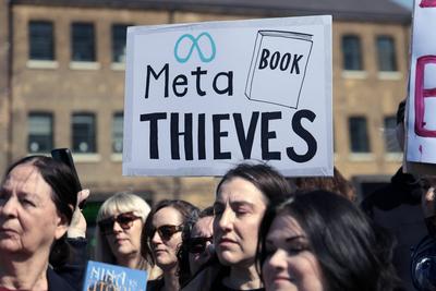 Authors Hand in Letter to META-stock-foto