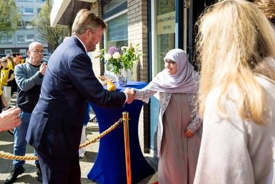 King visits winner of Appeltje van Oranje Al Amal, UTRECHT, The Netherlands-stock-foto