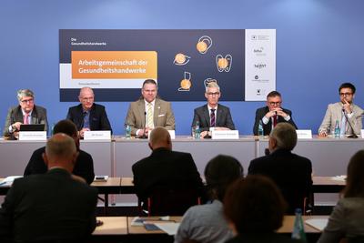 Berlin, Deutschland, 03.04.2025: Haus der Bundespressekonferenz: Pressekonferenz: Arbeitsgemeinschaft der Gesundheitshan-stock-foto