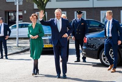 King visits winner of Appeltje van Oranje Al Amal, UTRECHT, The Netherlands-stock-foto