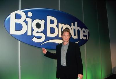 Bildnummer: 55806924  Datum: 01.01.1999  Copyright: imago/Horst GaluschkaFernsehproduzent John de Mol posiert 1999 vor dem Big Brother Logo in K?ln !AUFNAHMEDATUM GESCH?TZT! Kultur People xsp x0x 2011 quer Person Fernsehproduzent TV Produzent Big Brother Pose Logo John de Mol Portr?t Portrait einzeln einzel Promi o0 ShootingBildnummer 55806924 Date 01 01 1999 Copyright Imago Horst Galuschka Television producer John de Mol posing 1999 before the Big Brother emblem in Cologne date estimated Culture Celebrities xsp x0x 2011 horizontal Person Television producer TV Producer Big Brother Pose emblem John de Mol Portrait Portrait single Singles Celebrity o0 Shooting-stock-photo