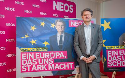 20240425 NEOS-Plakatpraesentation Wofuer die Vereinigten Staaten von Europa stehen WIEN, OESTERREICH - 25. APRIL: NEOS-S-stock-photo