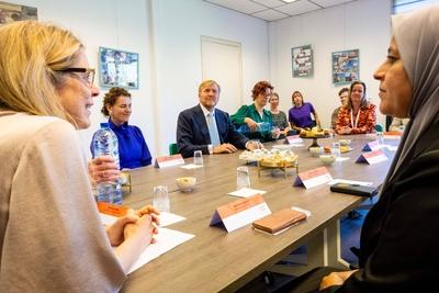 King visits winner of Appeltje van Oranje Al Amal, UTRECHT, The Netherlands-stock-foto