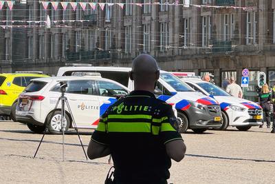 Auto brennt am Dam Platz in Amsterdam-stock-foto