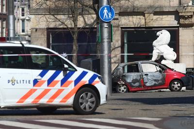 Auto brennt am Dam Platz in Amsterdam-stock-foto
