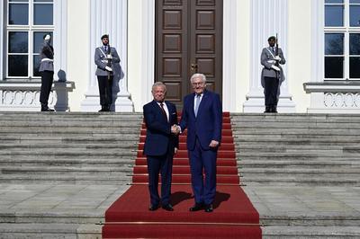 Abdullah II. bin al-Hussein und Frank-Walter Steinmeier beim Empfang des K?nigs von Jordanien zu einem gemeinsamen Gespr-stock-foto
