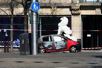 Auto brennt am Dam Platz in Amsterdam-stock-foto