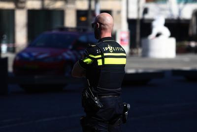 Auto brennt am Dam Platz in Amsterdam-stock-foto