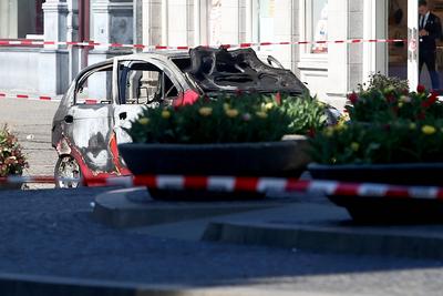 Auto brennt am Dam Platz in Amsterdam-stock-foto