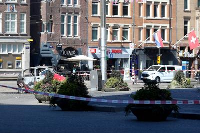 Auto brennt am Dam Platz in Amsterdam-stock-foto