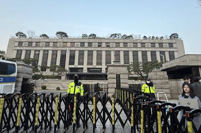 SEOUL, SOUTH KOREA - ARPIL 04: The police security guard the Constitutional Court ahead of the announcement of the impea-stock-foto