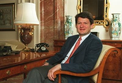 Bildnummer: 56878171  Datum: 01.01.1999  Copyright: imago/teutopress- Dr. Helmut Brandst?tter - Farbnegativ 01/99 te TV Fernsehen Nachrichten News n-tv Sender Management Pressekonferenz PK Redaktion Chefredaktion seri?s Hemd Jackett Krawatte sitzend B?ro Schreibtisch Tisch Beine Sessel Lampe dunkelhaarig halb quer neutral People Shooting x0x xsk 1999 quer  56878171 Date 01 01 1999 Copyright Imago  Dr Helmut Brandst?tter Color negative 01 99 Te TV Television Messages News n TV Stations Management Press conference press conference Editors Editor in chief seriously Shirt Jacket Tie seated Office Desk Table Legs Armchair Lamp dark haired half horizontal neutral Celebrities Shooting x0x xSK 1999 horizontal-stock-foto