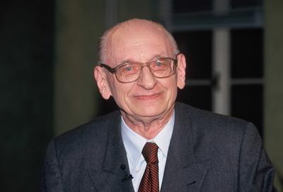 Der polnische Historiker, Journalist und Autor Wladyslaw Bartoszewski posiert am 22.04.2002 in einer Talkshow *** Polis-stock-foto