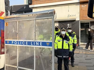 SEOUL, SOUTH KOREA - ARPIL 04: The police security set up cordon line in front of the Constitutional Court ahead of the-stock-foto