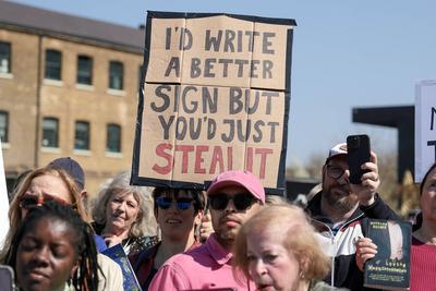 Authors Hand in Letter to META-stock-foto