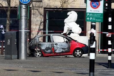 Auto brennt am Dam Platz in Amsterdam-stock-foto