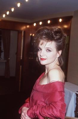 Bildnummer: 56769422  Datum: 01.01.1993  Copyright: imago/teutopressSissy H?fferer 01/93 b?sl Frau Fernsehen Schauspiel Serie TV dunkelhaarig hoch halb stehend angelehnt l?chelnd People Shooting x0x xkg 1993 hoch Aufmacher  56769422 Date 01 01 1993 Copyright Imago teutopress Sissy H?fferer 01 93 B?sl Woman Television Acting Series TV dark haired vertical half standing relationship smiling Celebrities Shooting x0x xkg 1993 vertical Highlight-stock-foto