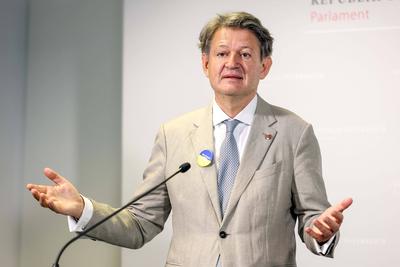 20220706 Pressekonferenz zu Medizinische Hilfe fuer die Ukraine sichern WIEN, OESTERREICH - JULI 6: Abgeordneter zum Nat-stock-foto
