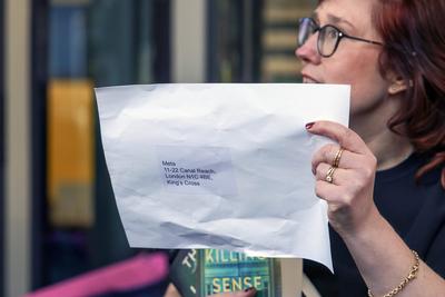 Authors Hand in Letter to META-stock-foto