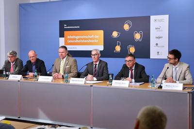 Berlin, Deutschland, 03.04.2025: Haus der Bundespressekonferenz: Pressekonferenz: Arbeitsgemeinschaft der Gesundheitshan-stock-foto