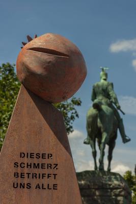 Armenier-Mahnmal Dieser Schmerz betrifft uns alle, dahinter das Reiterstandbild von Kaiser Wilhelm II auf der Hohenzolle-stock-foto