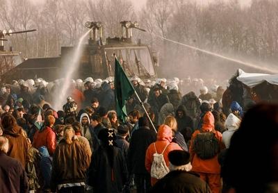Gorleben, Gorleben - Symbol des Atomprotests, Mit jedem Kilometer, den sich der Castor-Zug dem Wendland n?hert, w?chst-stock-foto