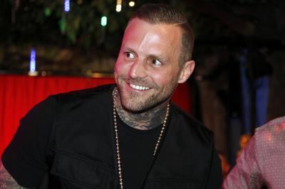 Rapper Kontra K (Maximilian Diehn, KOÐ˜TRA K) bei der Einweihung des neuen Themenbereich Berlin Vibes und seiner Wachsfi-stock-foto