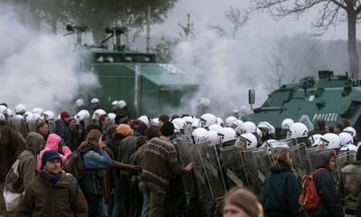 Gorleben, Gorleben - Symbol des Atomprotests, Mit jedem Kilometer, den sich der Castor-Zug dem Wendland n?hert, w?chst-stock-foto