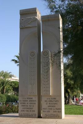 Bildnummer: 50619582  Datum: 24.10.2004  Copyright: imago/ecomedia/robert fishmanMahnmal in Cannes erinnert an den V?lkermord der T?rken an den Armeniern im Jahre 1915 und die in den Weltkriegen f?r Frankreich gefallenen armenischen Soldaten, Objekte; 2004, Cannes, St?dte, S?ule, S?ulen, Stele, Stelen, Inschrift, Mahnmale, Gedenken, Genozid, ermordete, ermordet, Gedenkst?tte, Gedenkst?tten, armenische, armenisch, Armenier, Schriftzeichen, Schrift, zweisprachig, zweisprachiges, zweisprachige, bilinguales, bilingual, Franz?sisch, Opfer,; , hoch, Kbdig, Einzelbild, Denkm?ler, Frankreich,  , Reisen, Europa-stock-foto