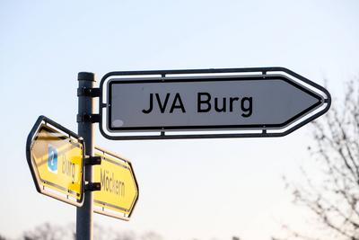 Kriminalbeamte fahren am Nachmittag in die JVA Burg, nach den Vorkommnissen rund um den Halle Attent?ter Stephan Ballie-stock-foto