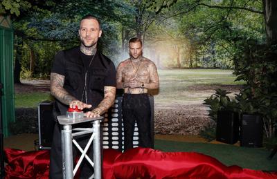 Rapper Kontra K (Maximilian Diehn, KOÐ˜TRA K) bei der Einweihung des neuen Themenbereich Berlin Vibes und seiner Wachsfi-stock-foto