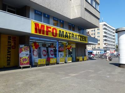 Ein Filiale der Matratzen Factory Outlet AG MFO in K?ln am 21 07 2013-stock-foto