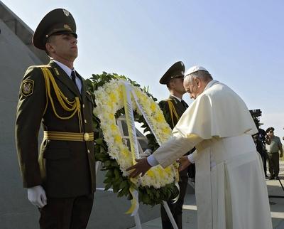 Bilder des Tages Papst Franziskus hat am zweiten Tag seiner Armenien Reise der Opfer des Voelkermord-stock-photo