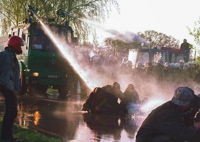 Gorleben, Gorleben - Symbol des Atomprotests, Mit jedem Kilometer, den sich der Castor-Zug dem Wendland n?hert, w?chst-stock-foto