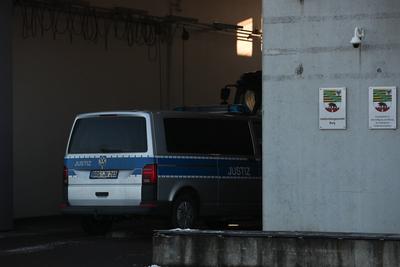 Kriminalbeamte fahren am Nachmittag in die JVA Burg, nach den Vorkommnissen rund um den Halle Attent?ter Stephan Ballie-stock-foto