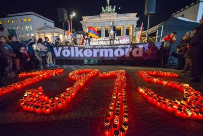 Am Donnerstagabend 23 04 2015 dem Vorabend des 100 Jahrestages des Beginn des Voelkermordes an Ar-stock-foto