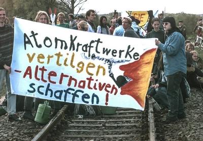 Gorleben, Gorleben - Symbol des Atomprotests, Mit jedem Kilometer, den sich der Castor-Zug dem Wendland n?hert, w?chst-stock-foto