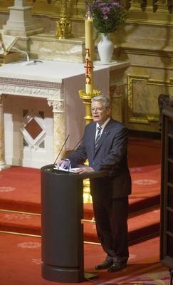 Bei einem oekumenischen Gottesdienst im Berliner Dom am Donnerstagabend 23 04 2015 dem Vorabend d-stock-foto