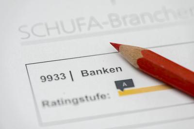 SCHUFA Bonit?tsauskunft Ein Rotstift liegt auf einem Formular der SCHUFA Bonit?tsauskunft *** SCHUFA credit report A red-stock-foto