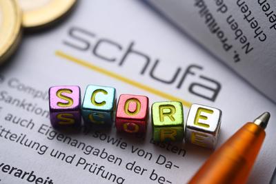 News Bilder des Tages Buchstabenw?rfel bilden das Wort Score auf einem Formular der Schufa *** Letter cubes form the wor-stock-foto