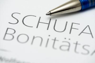 Ein Kugelschreiber liegt auf einem Formular der SCHUFA Bonit?tsauskunft 1132400046-stock-foto