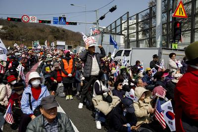 South Korea's Constitutional Court Takes Off President of Yoon Suk Yeol-stock-foto