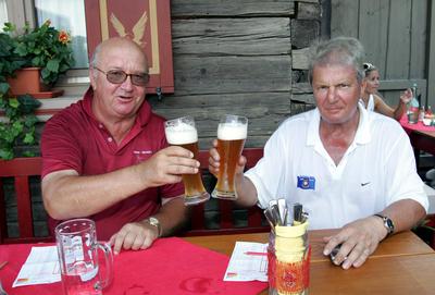 Alois Hartl und Dietmar Hopp am Abend vor der Siegerehrung - sto?en mit Wei?bier an - Weissbier - aufgenommen nach dem K-stock-foto